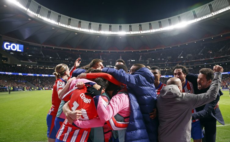 La celebración de los jugadores del Atlético de Madrid y el Cholo Simeone en el segundo gol de Julián Álvarez