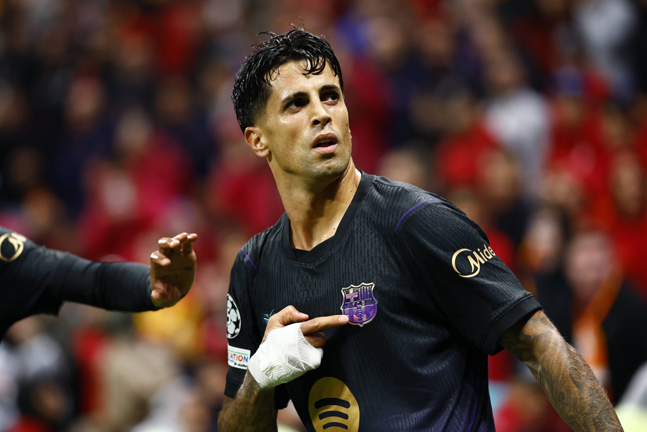 El Barça saca el fútbol ante la pasión turca y sigue volando