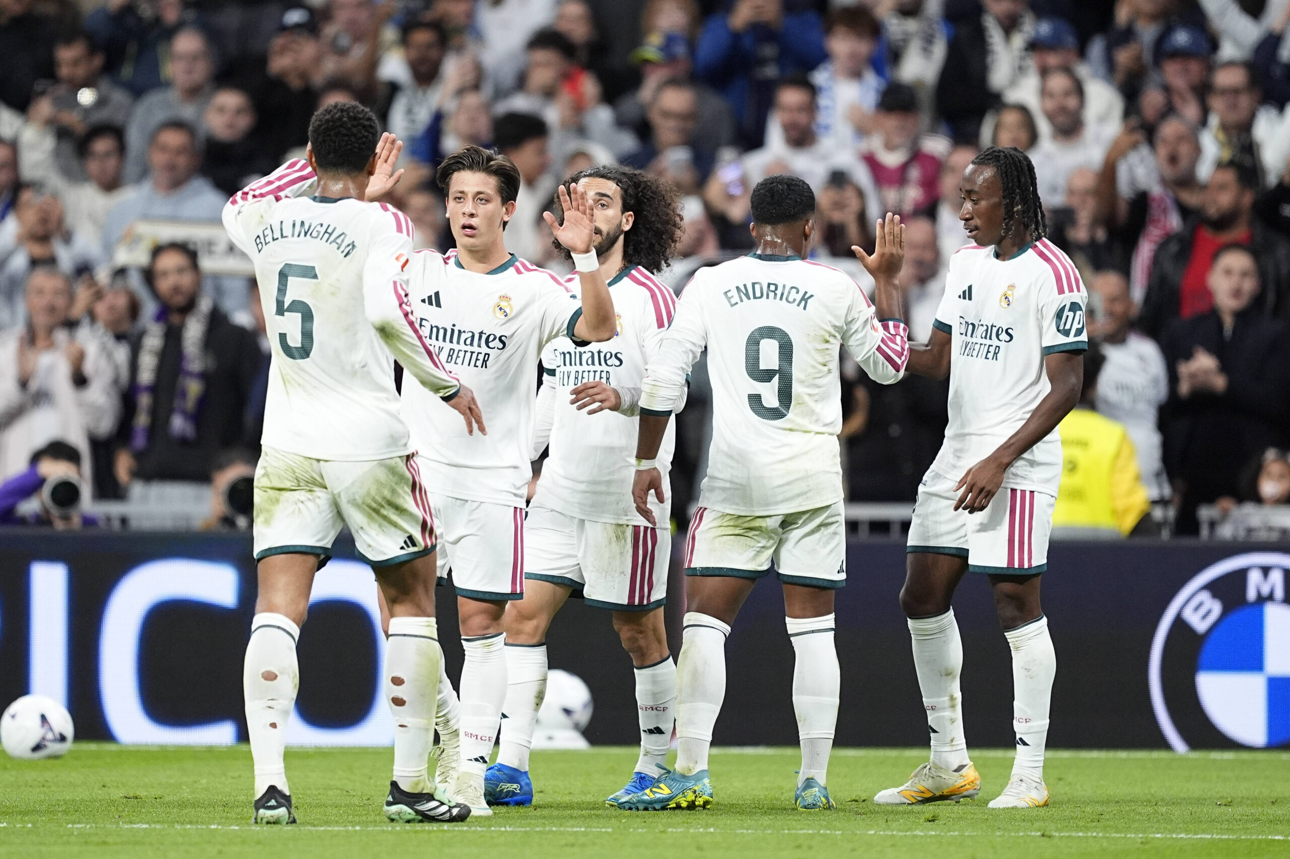 El Real Madrid vence 4-1 al Sevilla en un partido polémico por el VAR